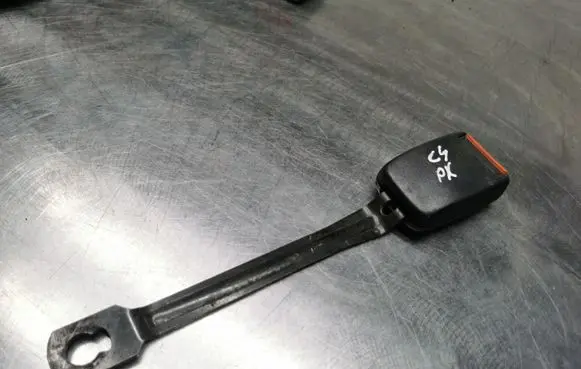 Front seatbelt buckle