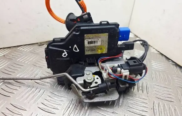 Audi A8 S8 D3 4E Front door lock 4E1837016A
