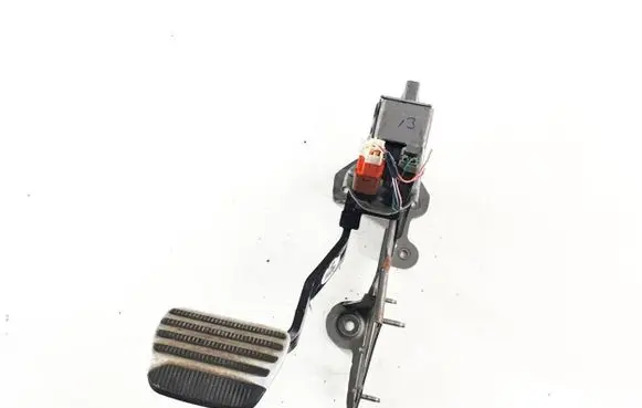 Nissan Qashqai+2 Brake pedal 