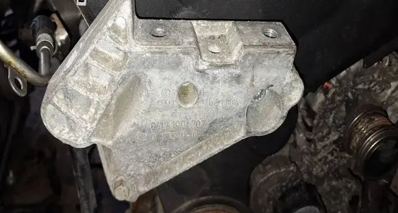 Seat Leon (5F) Engine mounting bracket 04L199207