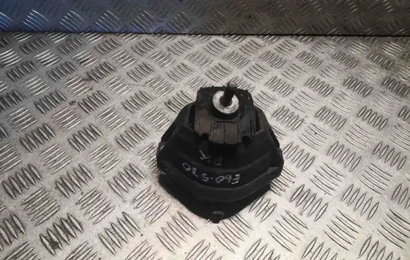 Engine mount bracket