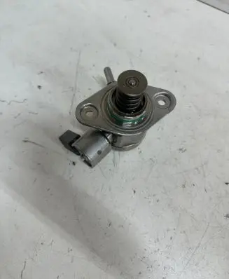 Porsche Macan (95B) Fuel injection high pressure pump 94611031561 2014202688 0261520304