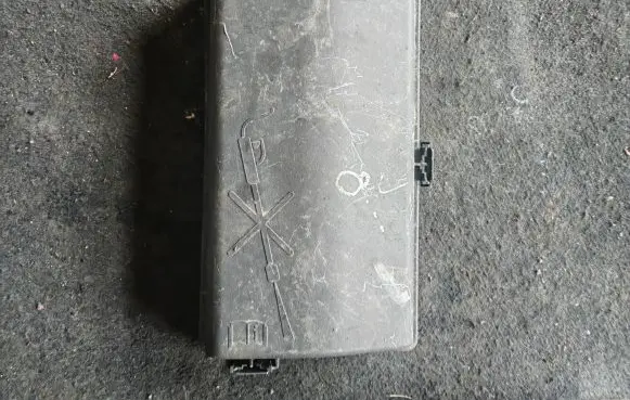 Chevrolet Orlando Fuse box cover 13222784