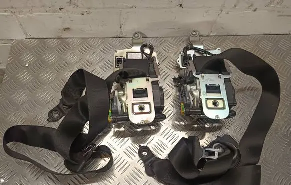 Mercedes-Benz E W212 Set of seat belts A2128606585 A2128606685