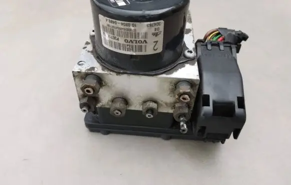 Volvo V70 ABS Pump 30714956 10092504113 00401396D0