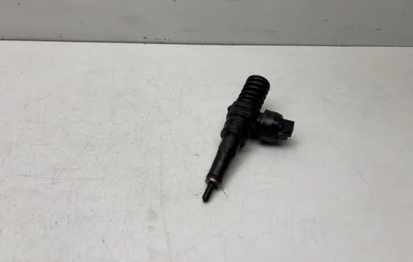 Volkswagen Golf IV Fuel injector 038130073AM