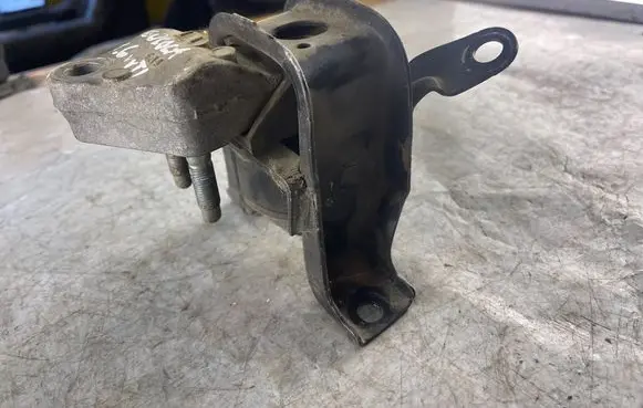 Toyota Corolla E120 E130 Engine mount bracket