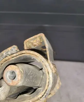 Toyota RAV 4 (XA20) Engine mount bracket