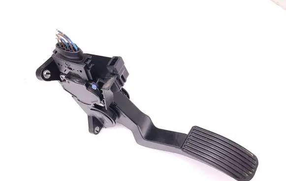 Mercedes-Benz Sprinter W901 W902 W903 W904 Accelerator throttle pedal A9013000404