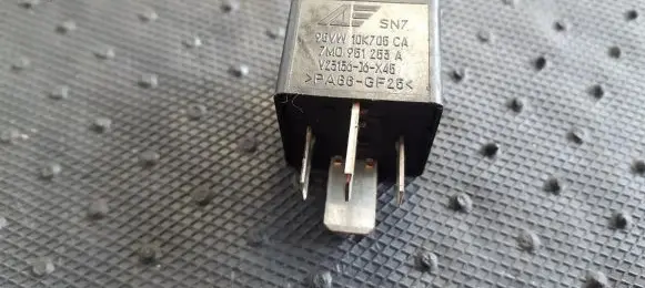 Skoda Octavia Mk2 (1Z) Other relay 7M0951253A 95VW10K705CA