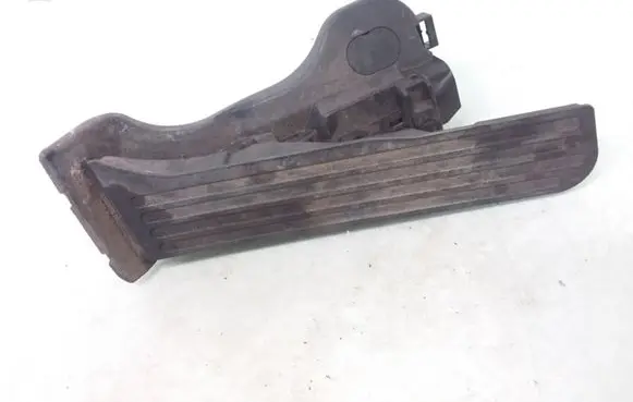 Accelerator throttle pedal