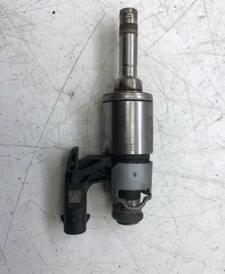 Volkswagen Golf VII Fuel injector 04E906036E