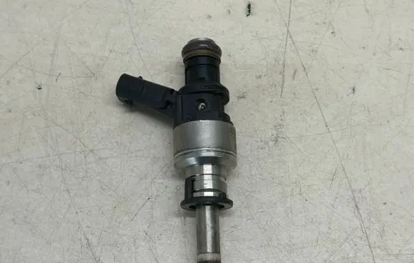 Audi A8 S8 D4 4H Fuel injector 1079036N 104790352