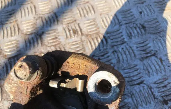 Nissan Juke I F15 Front brake caliper