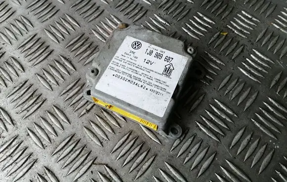 Volkswagen PASSAT B5 Airbag control unit/module 1J0909607