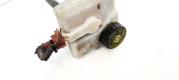Volvo V70 Brake fluid reservoir 8646006
