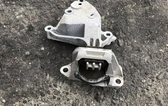 Nissan Qashqai J12 Engine mount vacuum valve 112326UB0
