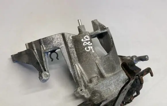 Peugeot 308 Engine mounting bracket
