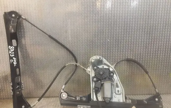Mercedes-Benz C W203 Front door window regulator with motor A2037200646 2037200646