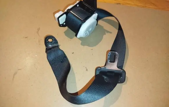 Mazda 3 II Rear seatbelt C17019