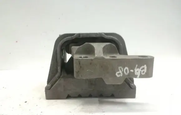 Volkswagen PASSAT B6 Engine mount bracket