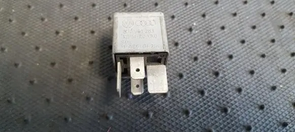 Volkswagen PASSAT B5 Other relay 8D0951253 V23134-J52-X300