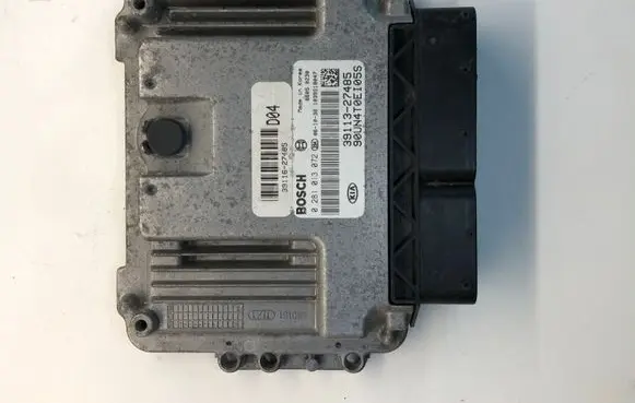 KIA Carens II Engine control unit/module 0281013072 3911327485