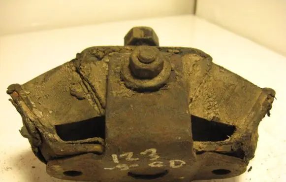Mercedes-Benz W123 Engine mount bracket
