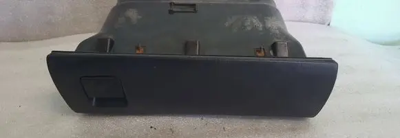 Volkswagen PASSAT B3 Glove box 357857103