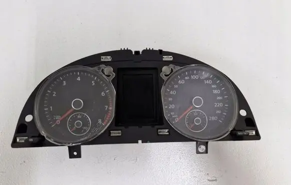Volkswagen PASSAT CC Speedometer (instrument cluster) 3C8920870A
