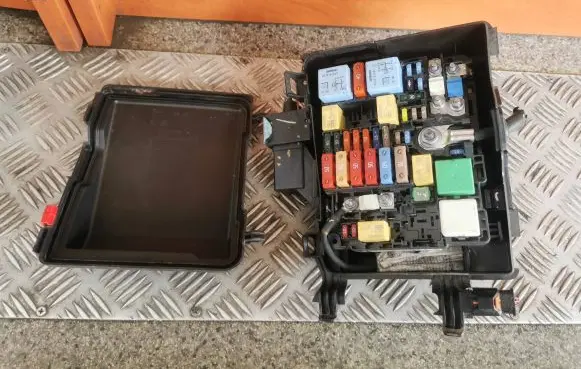 Citroen C4 II Fuse box cover 9678633380