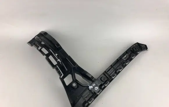 Rear bumper mounting bracket