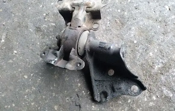 Mazda 323 F Engine mount bracket