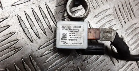 Hyundai i30 Positive cable (battery) 37180A6000