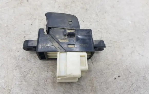 Nissan X-Trail T30 Electric window control switch 26172