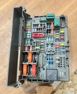 BMW 1 E81 E87 Fuse module 9119444