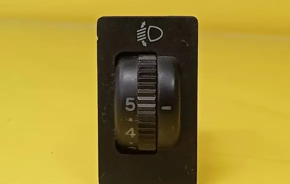 Toyota Avensis T250 Headlight level height control switch