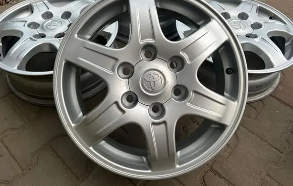 Toyota Land Cruiser (J200) R17 alloy rim 