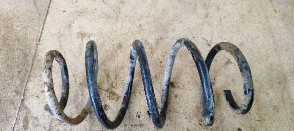 Volkswagen Polo IV 9N3 Front coil spring