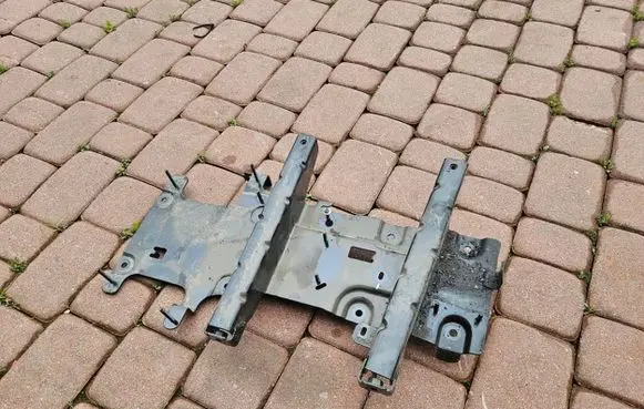 Opel Corsa F Battery tray 9834471180