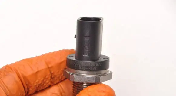 BMW 1 F40 Fuel pressure sensor 0281007872