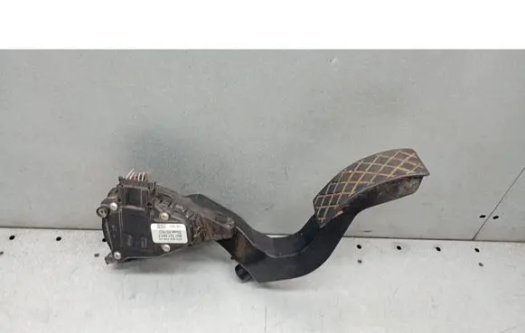 Volkswagen PASSAT B5.5 Accelerator pedal position sensor 8D1721523F