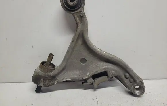 Volvo V70 Front lower control arm/wishbone 
