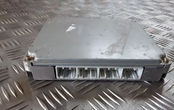 Toyota Avensis T250 Engine control unit/module 8966105690 MB1758006325