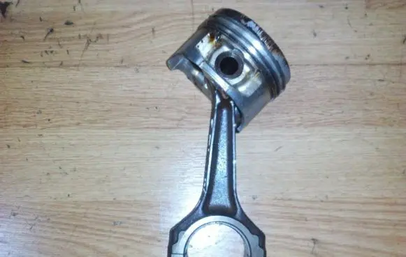 Renault Laguna I Piston with connecting rod