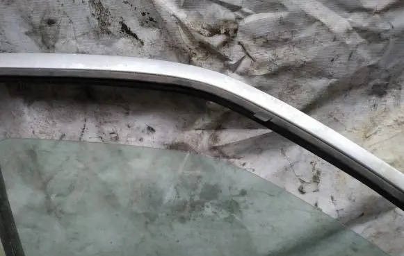 Ford Mondeo MK II Front door window glass four-door