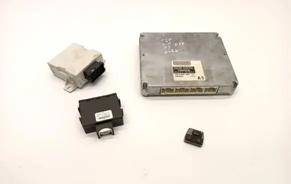 Toyota Avensis T250 Engine ECU kit and lock set 8966105A52 MB1758004000