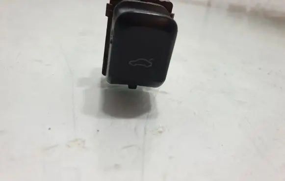 Tailgate opening switch