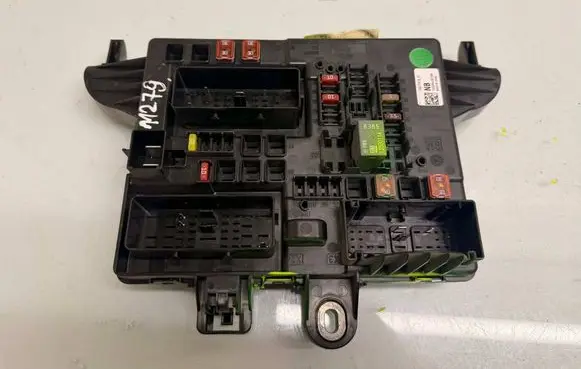 Opel Insignia A Fuse module 13277318