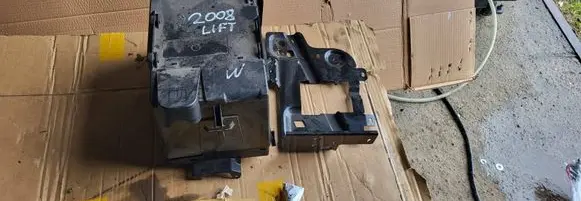 Peugeot 2008 I Battery box tray 9801801880 91635 31289C